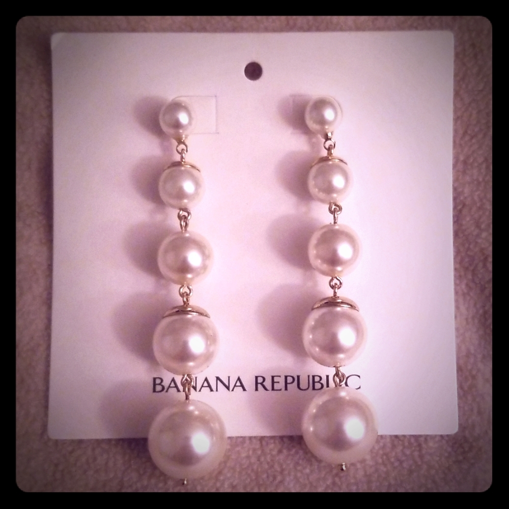 Banana Republic pearl earrings